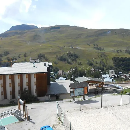 Les Ecrins 7 *
